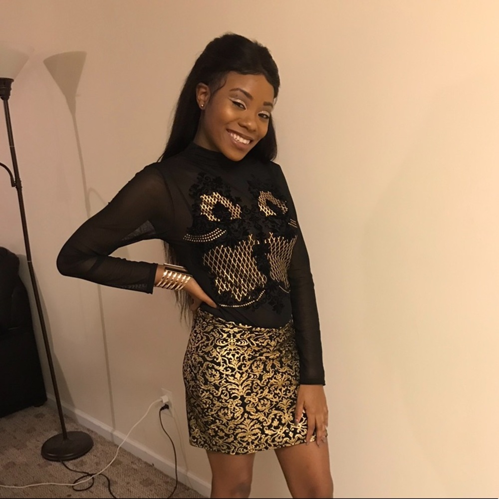 Black and gold bodysuit and mini-skirt outfit🖤✨